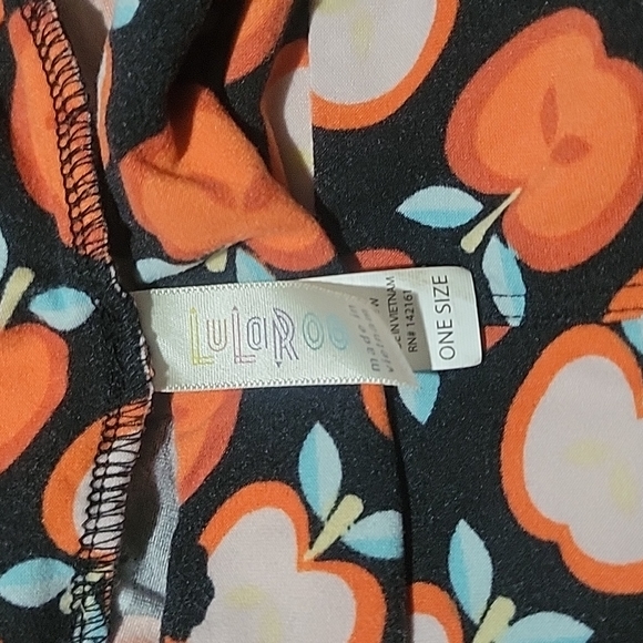 LuLaRoe Apple print leggings one size🍎 - Picture 2 of 2